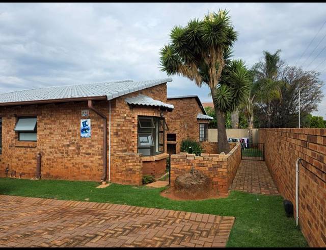 3 BEDROOM TOWNHOUSE FOR SALE IN NOORDHEUWEL